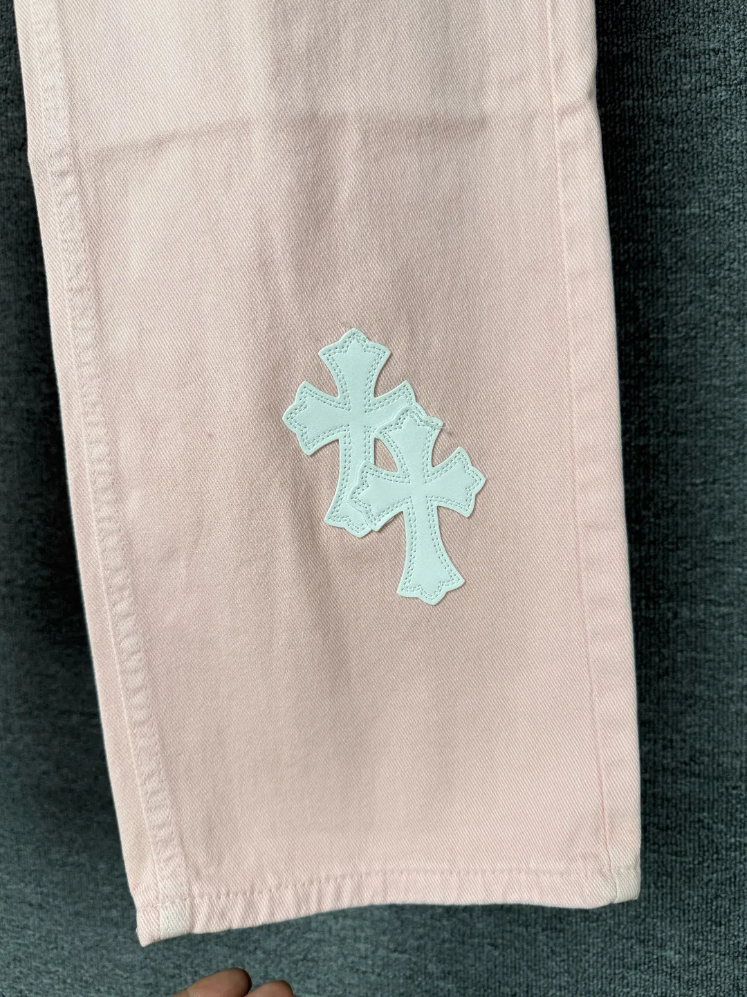 P270 💰 (Top version) Chrome hearts | CH Chrome hearts limited edition cherry blossom pink leather jeans for girls. Charming dopamine personality jeans. Indispensable for fashionistas. The same style for celebrities. A model touted by many bloggers. This new pair of pants is perfect both in shape and upper body. It is no exaggeration to say that making a pair of jeans is equivalent to making 20 pieces of short-sleeves. The fabric is made of high-quality imported denim. It has a unique high-end texture. I am very satisfied with it after washing and proofing several times. Color: Sakura pink Size: 28-30-32-34 (corresponds to S-M-L-XL)
